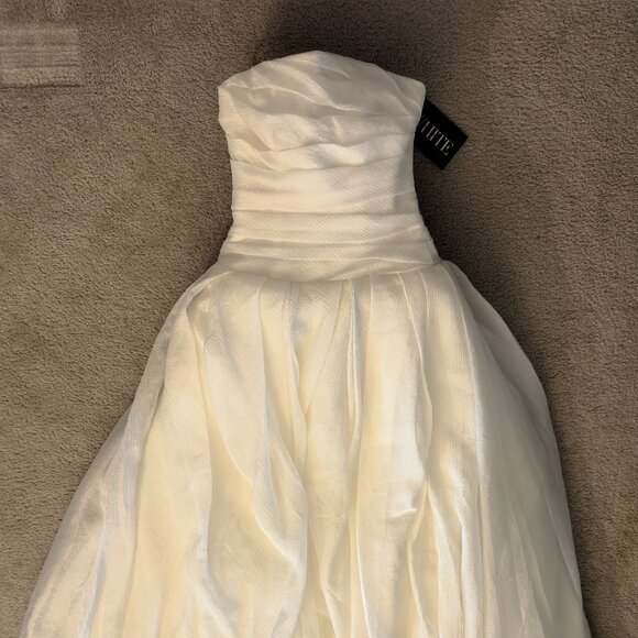 Vera Wang White Textured Organza Wedding Dress - Picture 3 of 5